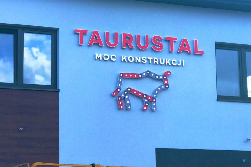 Litery przestrzenne oraz logo z oświetleniem LED na nowej hali produkcyjnej firmy Taurustal - producent reklam Gemini Group