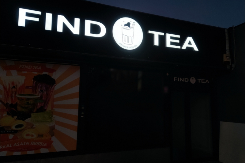 reklama świetlna herbaciarni - litery przestrzenne i świecące logo