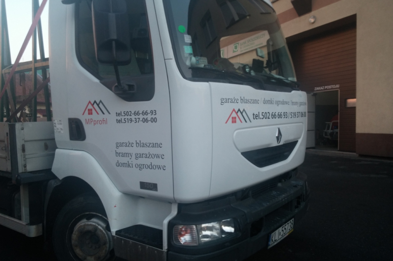 Reklamy na samochodach ciężarowych - praca wykonana w siedzibie firmy klienta koło Limanowej