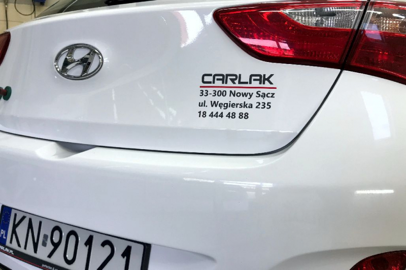 Oznakowanie samochodów zastępczych firmy Car Lak z Nowego Sącza – Hyundai i30 – realizacja Agencja reklamowa Gemini Group