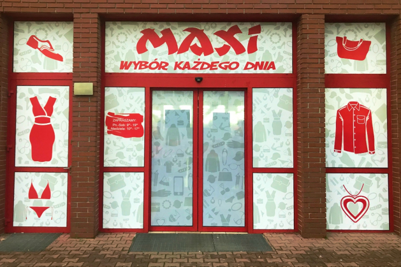 Oklejanie witryn sklepowych Małopolska – Śląsk – Podkarpacie Agencja reklamowa Gemini Group Na zdjęciu sklep w miejscowości Milówka