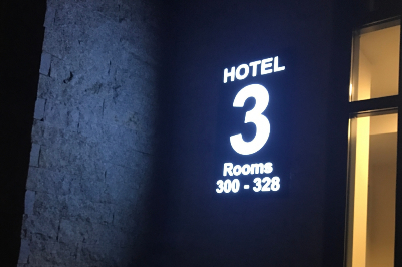 Oznakowanie budynków hotelowych kasetonami z oświetleniem LED - Realizacja Agencja Reklamy z Krynicy