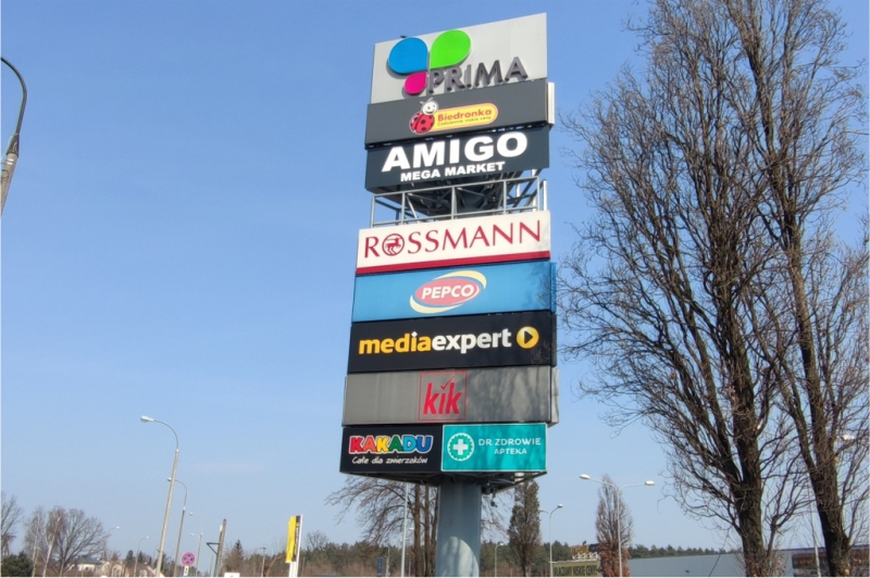 Montaą reklam AMIGO na słupie reklamowym w Markach