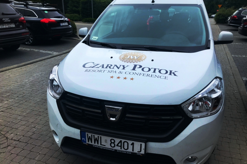 Dacia dokker – samochód osobowy oklejony dla Hotelu Czarny Potok Resort SPA – realizacja Gemini Group