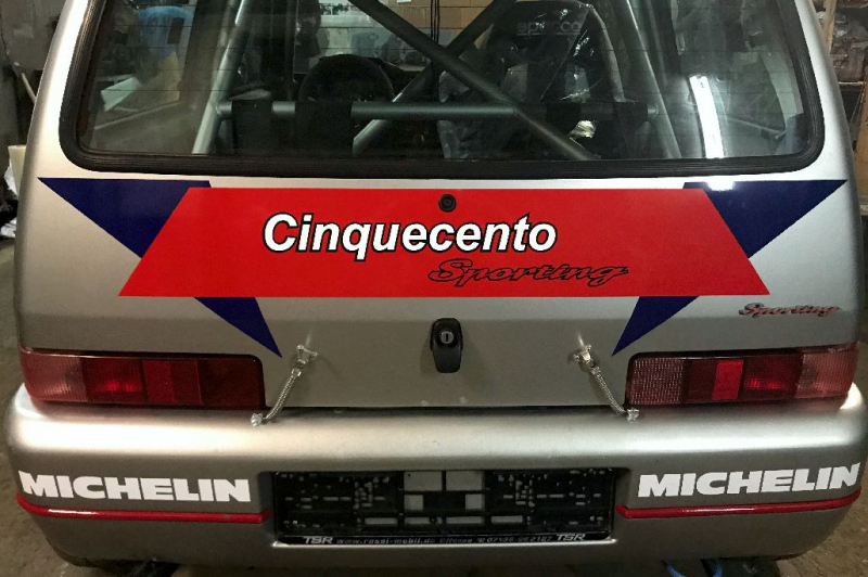 Cinquecento sporting – odtworzenie grafiki reklamowej z czasów największych sukcesów tej rajdówki – oklejanie samochodów w siedzibie klienta – agencja reklamowa GEMINI GROUP